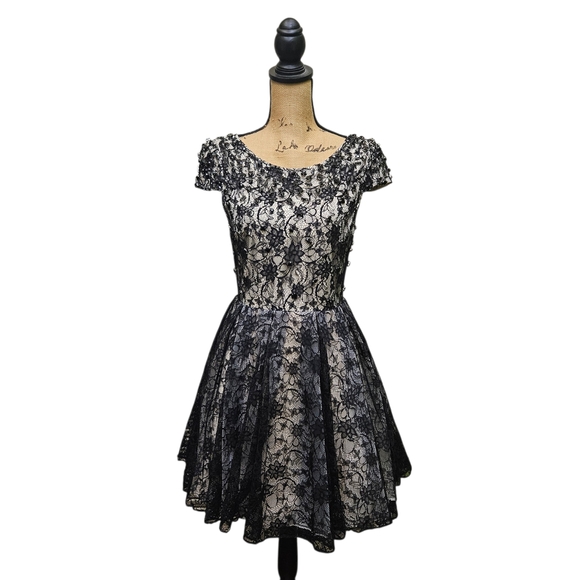 Alice + Olivia Aubree Dress Rhinestone Embellished Floral Lace Black over Cream - Picture 4 of 14